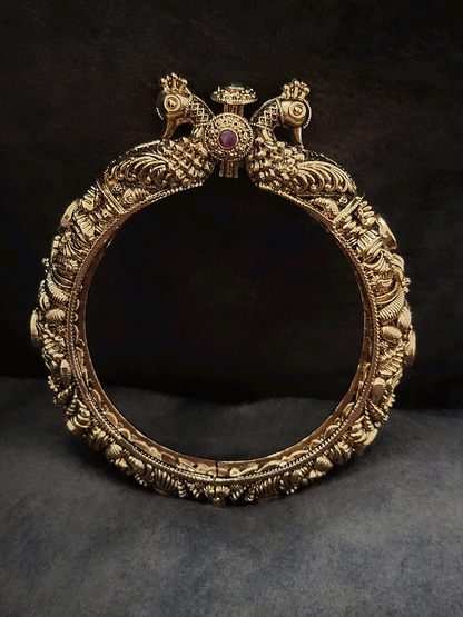 Peacock mouth single openable kundan kada with intricate design