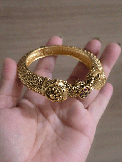 Single elephant mouth openable kada with ruby green stones flower screw in center