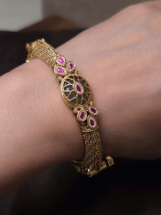 Aqua stone center with ruby leaf design oval shaped single openable kundan kada