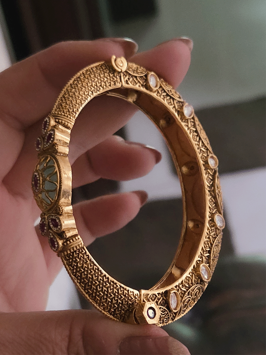 Aqua stone center with ruby leaf design oval shaped single openable kundan kada