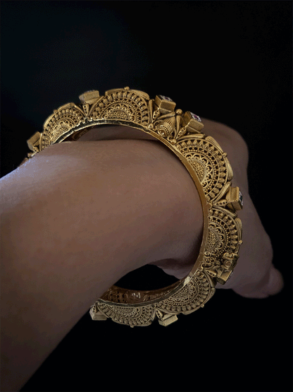 Antique gold finish openable wavy design with side carving pacheli kada's