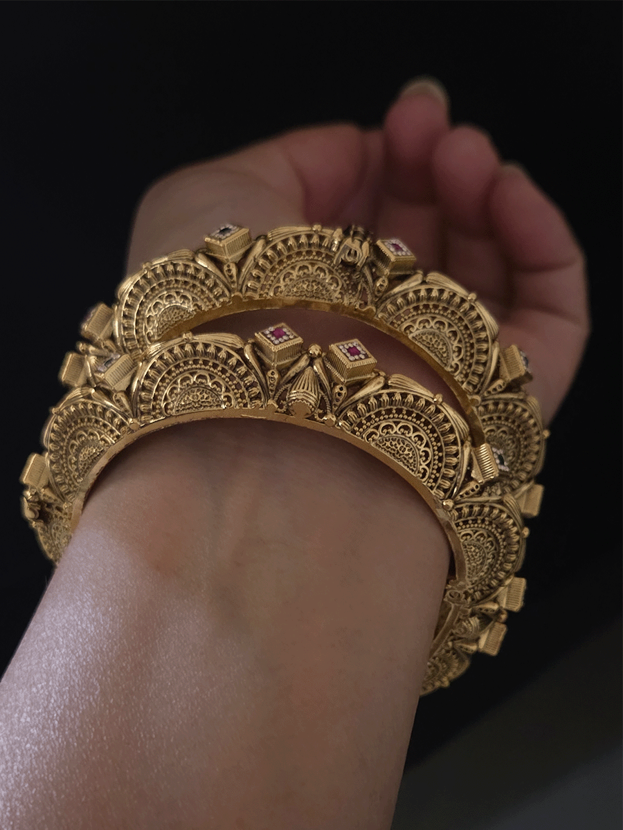 Antique gold finish openable wavy design with side carving pacheli kada's