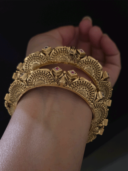Antique gold finish openable wavy design with side carving pacheli kada's