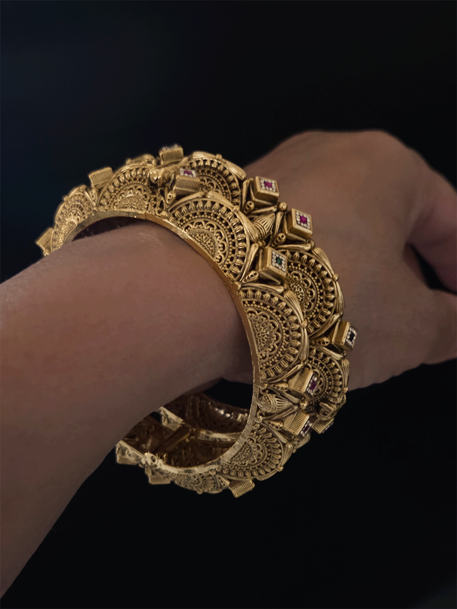 Antique gold finish openable wavy design with side carving pacheli kada's