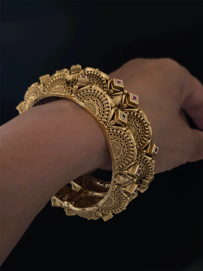 Antique gold finish openable wavy design with side carving pacheli kada's