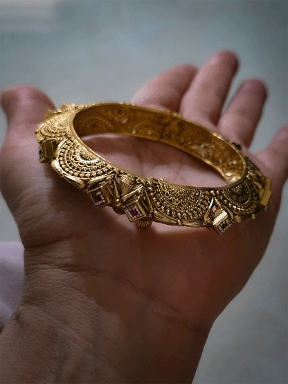 Antique gold finish openable wavy design with side carving pacheli kada's