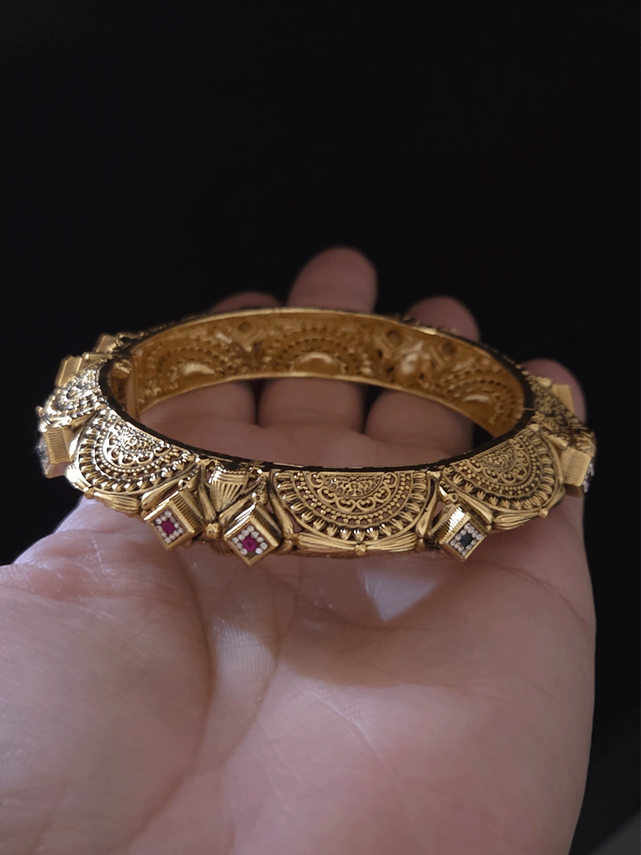 Antique gold finish openable wavy design with side carving pacheli kada's