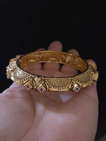 Antique gold finish openable wavy design with side carving pacheli kada's