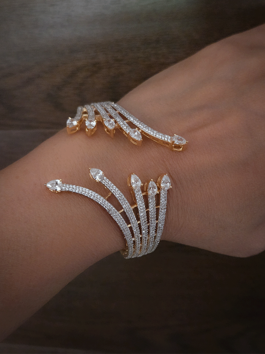 Five zircon studded line arrow head design openable bracelet(fits to size 2'6 and 2'8)