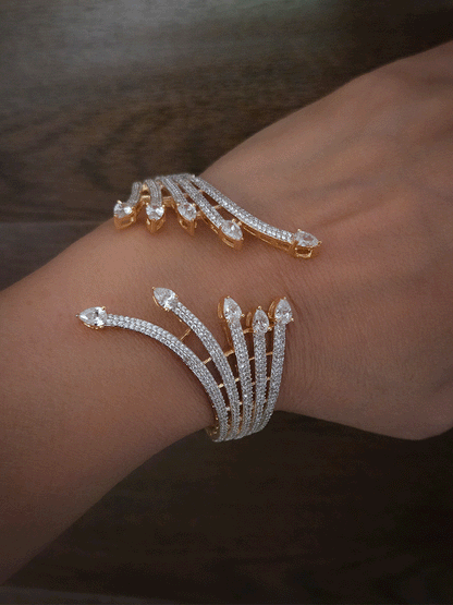 Five zircon studded line arrow head design openable bracelet(fits to size 2'6 and 2'8)