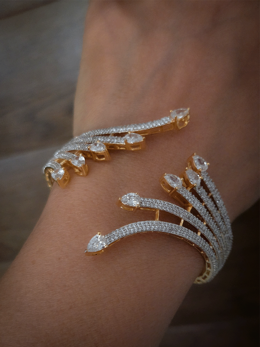Five zircon studded line arrow head design openable bracelet(fits to size 2'6 and 2'8)