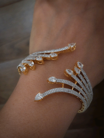 Five zircon studded line arrow head design openable bracelet(fits to size 2'6 and 2'8)