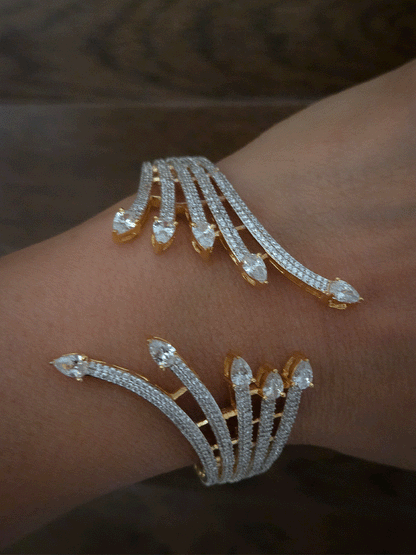 Five zircon studded line arrow head design openable bracelet(fits to size 2'6 and 2'8)