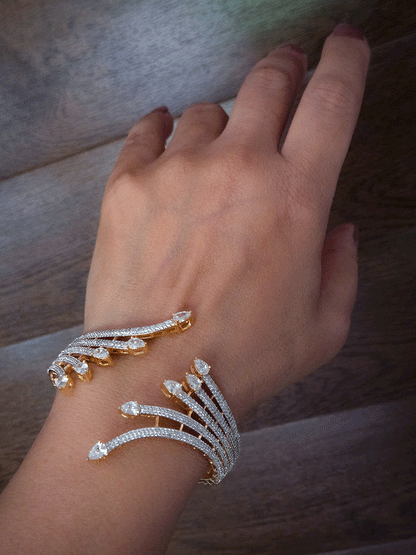 Five zircon studded line arrow head design openable bracelet(fits to size 2'6 and 2'8)