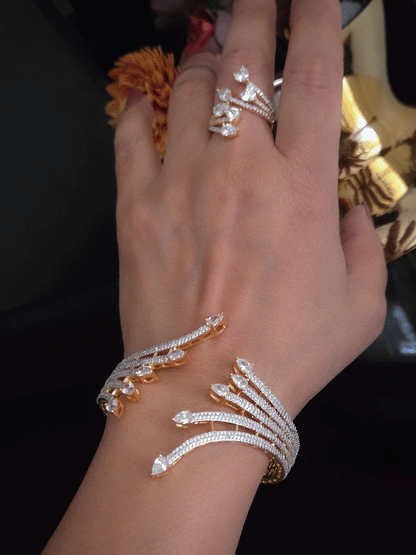 Five zircon studded line arrow head design openable bracelet(fits to size 2'6 and 2'8)