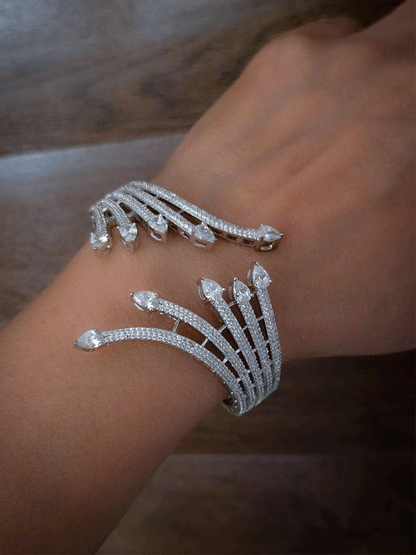 Five zircon studded line arrow head design openable bracelet(fits to size 2'6 and 2'8)