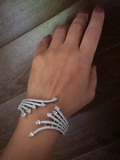 Five zircon studded line arrow head design openable bracelet(fits to size 2'6 and 2'8)
