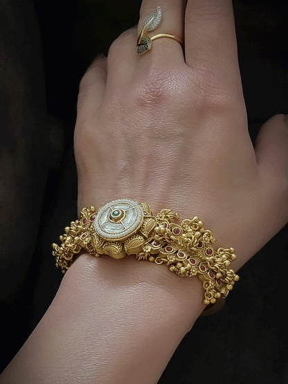 Circular kundan tukdi ghunghru hanging hangings on sides openable kada(single)