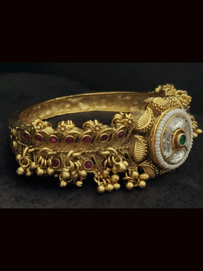 Circular kundan tukdi ghunghru hanging hangings on sides openable kada(single)