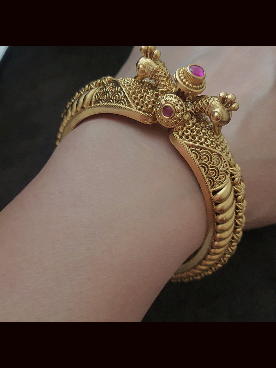 Peacock mouth side leaf design single openable kada with ruby stones