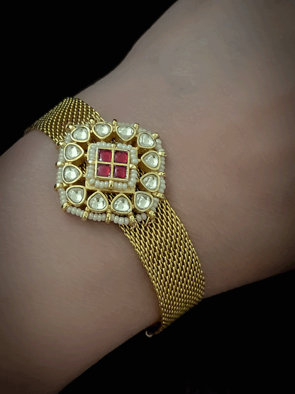 Paachi kundan center tukdi with 1.2cm broad chain adjustable bracelet
