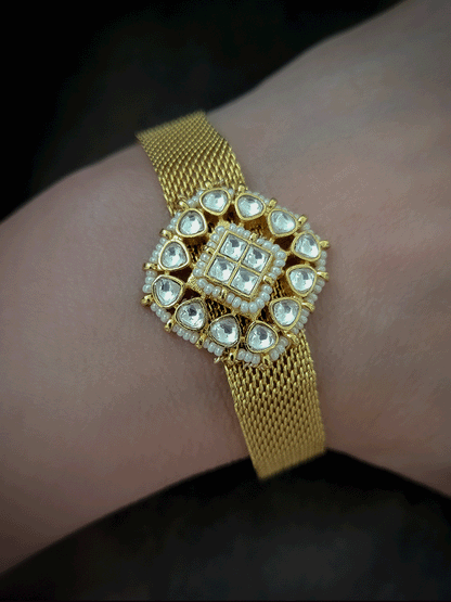 Paachi kundan center tukdi with 1.2cm broad chain adjustable bracelet