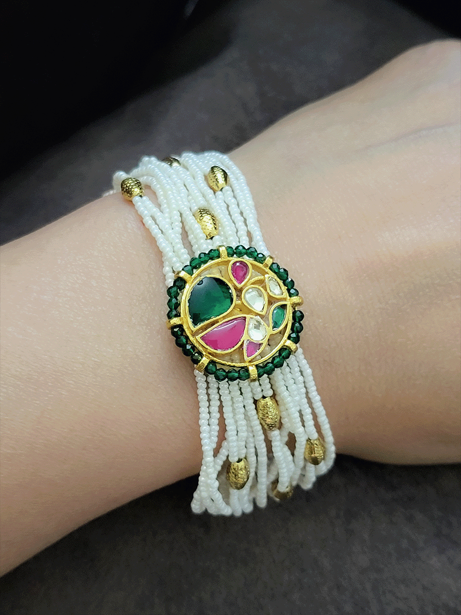 Circular pacchi kundan tukdi with peacock design cheed string bracelet