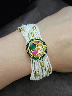 Circular pacchi kundan tukdi with peacock design cheed string bracelet