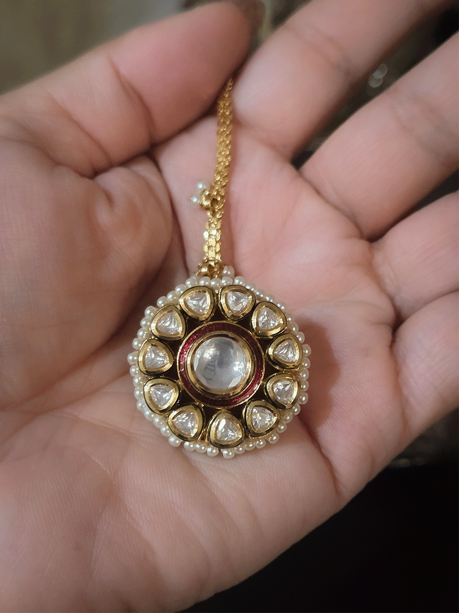 Kundan embedded with bead pirohi on edge borla maang tika