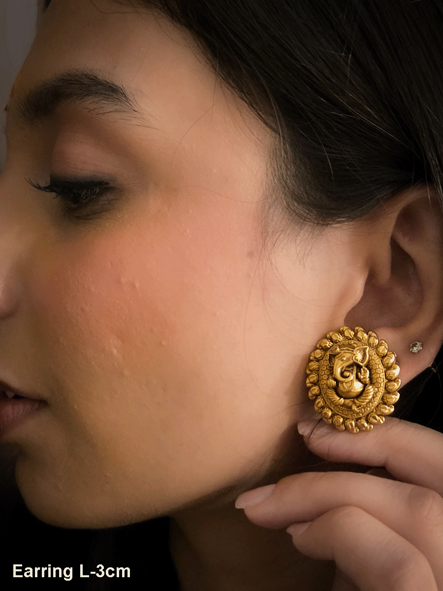 Oval ganpatiji studs with paisley design lace(L-3cm)