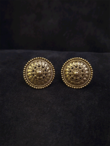 Traditional gold finish flower center design studs with dotted design on circumference