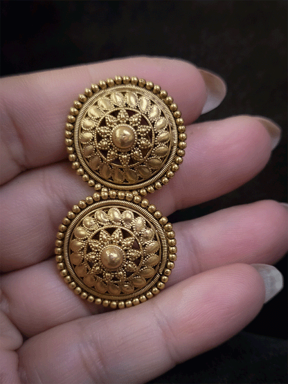 Traditional gold finish flower center design studs with dotted design on circumference