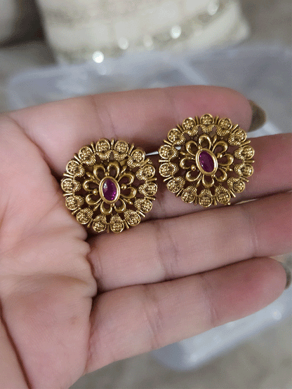 Oval stone center flower design 2.5cm long studs