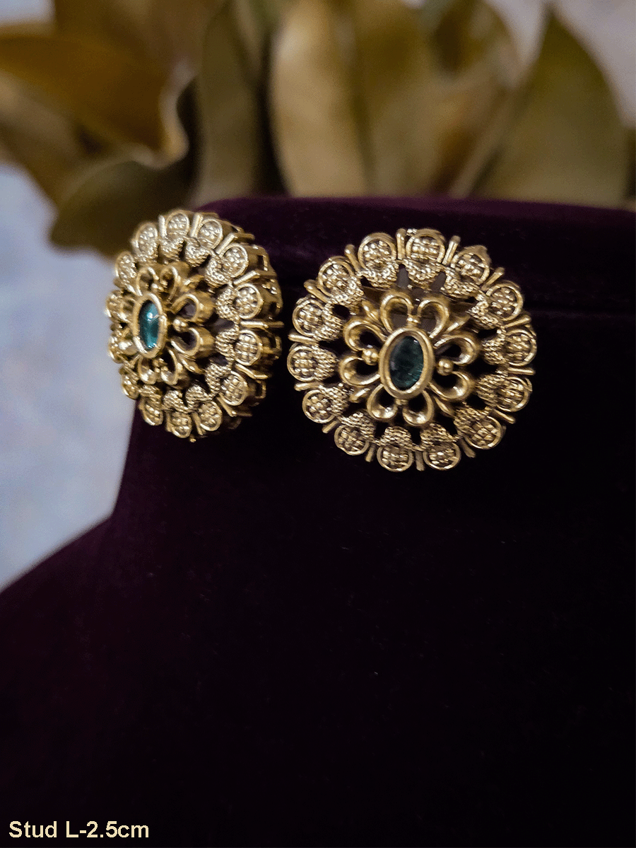 Oval stone center flower design 2.5cm long studs