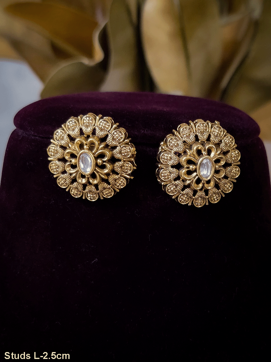 Oval stone center flower design 2.5cm long studs