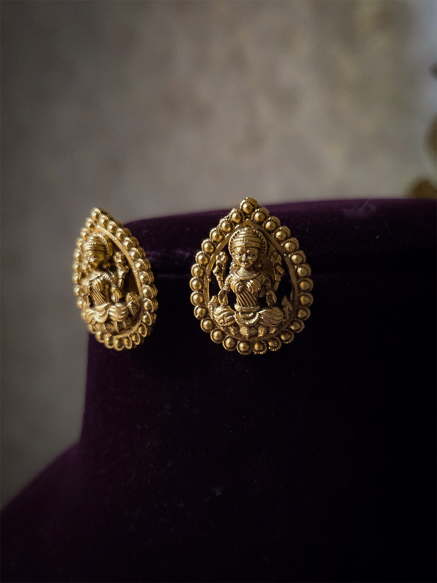Leaf shaped dotted outline Laxmiji studs