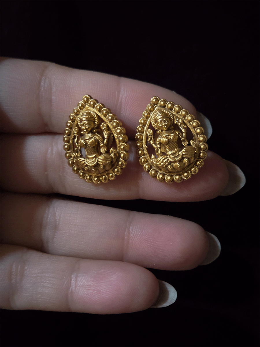 Leaf shaped dotted outline Laxmiji studs