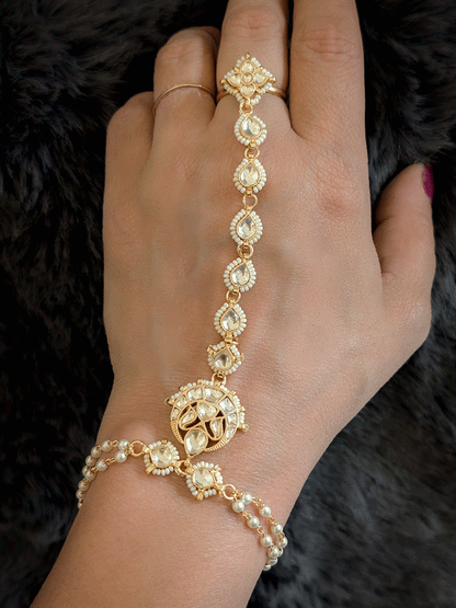 Paachi kundan tukdi with leaf pirohi chain attached to paachi kundan ring hathphool(single)