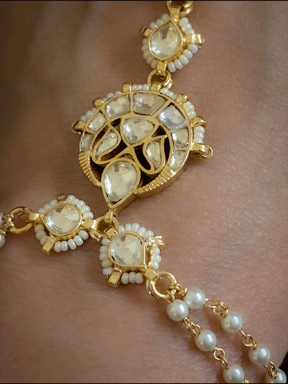 Paachi kundan tukdi with leaf pirohi chain attached to paachi kundan ring hathphool(single)