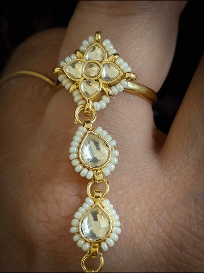 Paachi kundan tukdi with leaf pirohi chain attached to paachi kundan ring hathphool(single)