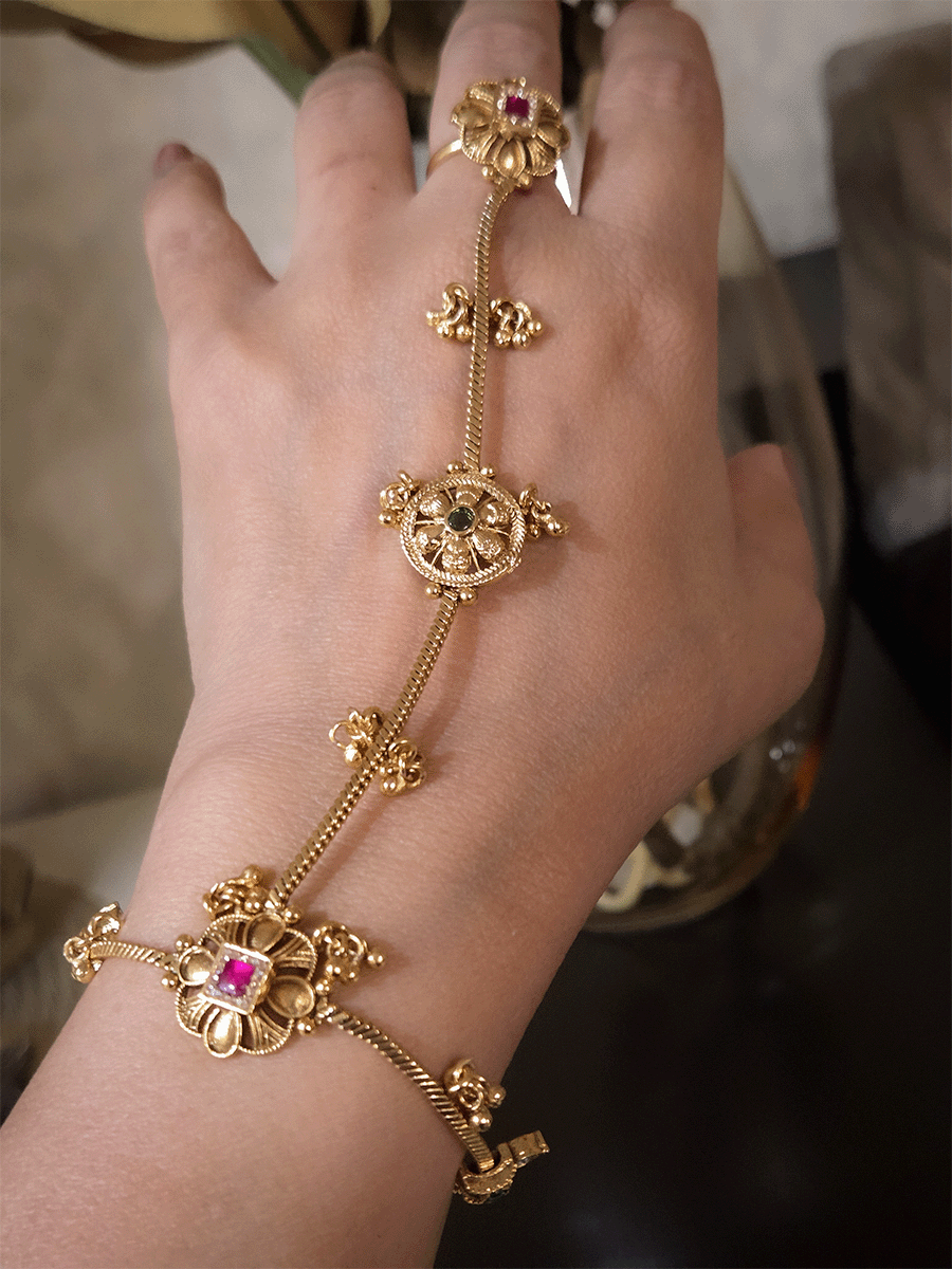 Flower design ghunghru hangings on chain hathphool(one piece)