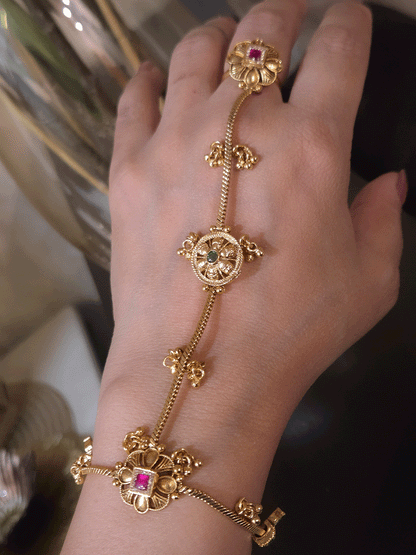 Flower design ghunghru hangings on chain hathphool(one piece)