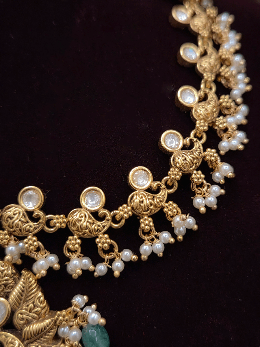 Paisley with kundan flower design center mathapatti with paisley design side string