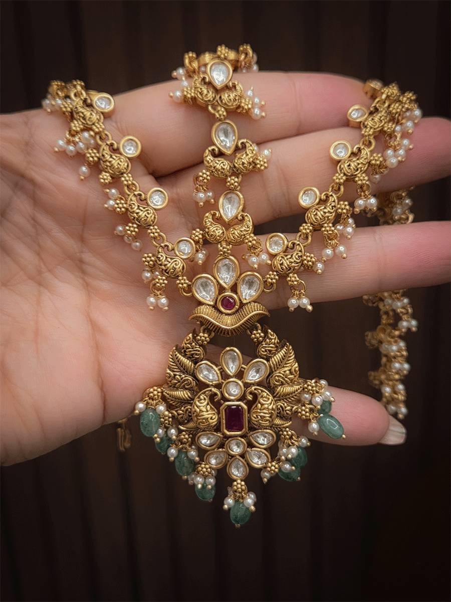 Paisley with kundan flower design center mathapatti with paisley design side string