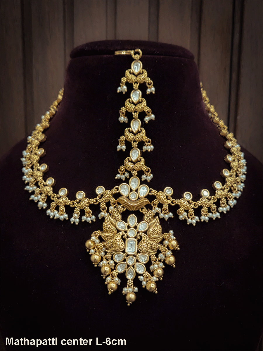 Paisley with kundan flower design center mathapatti with paisley design side string