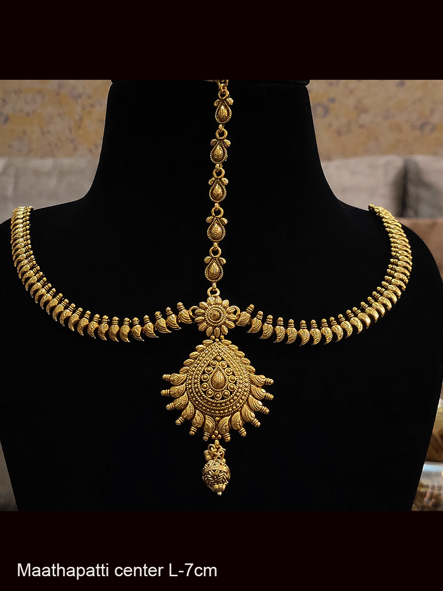 Leaf design mathapatti with flower design top and paisley design side chains