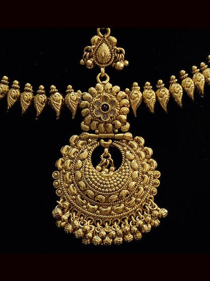Flower top chandbali design mathapatti with shankh design side chain