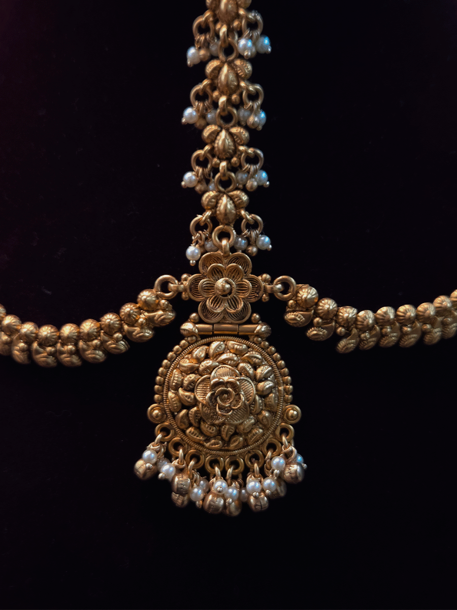 Flower and paisley design center mathapatti with pearly hangings