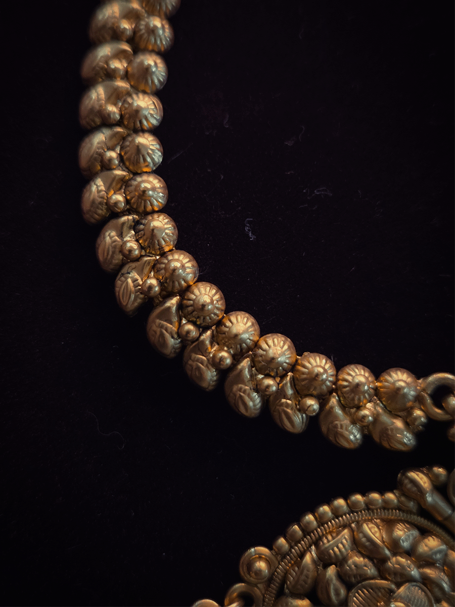 Flower and paisley design center mathapatti with pearly hangings