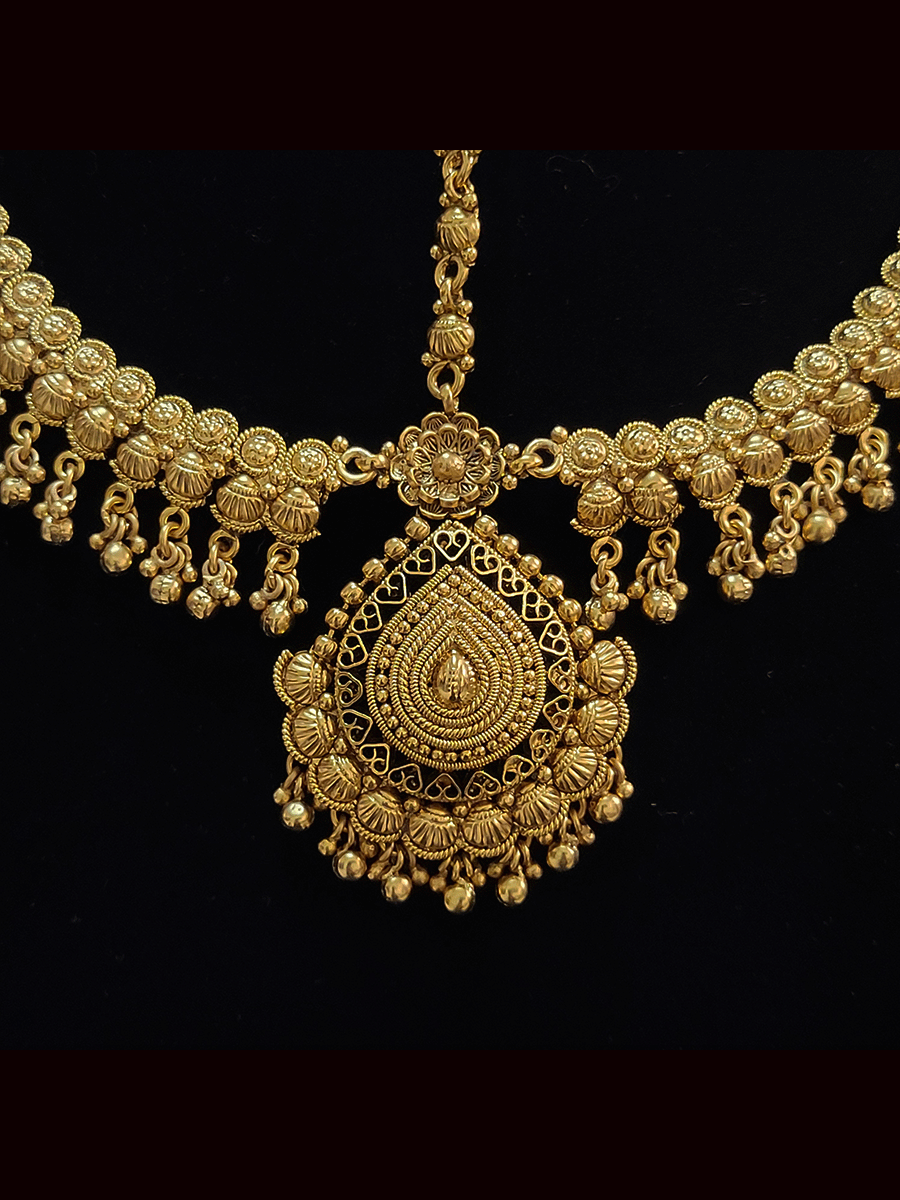 Leaf and shell design center with circular and shell design side chain mathapatti